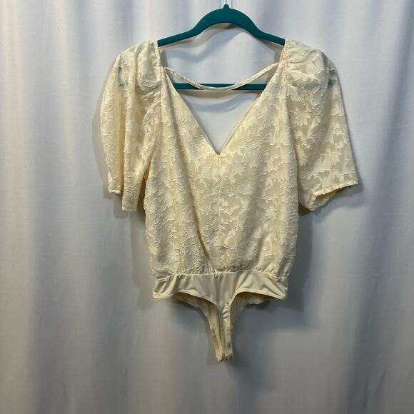ASTR Cream Romantic Puff Sleeve Bodysuit Blouse Embossed Leaf Small - Picture 4 of 6